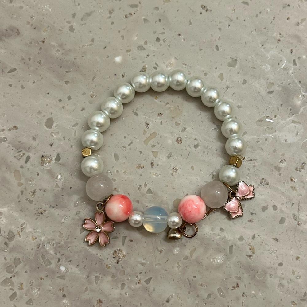 FREE W $25+ PURCHASE🤍 pearl coquette quartz bead charm bracelet